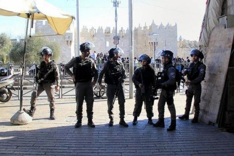 İsrail, bir &uuml;niversiteye baskın yaparak 25 &ouml;ğrenciyi g&ouml;zaltına aldı
