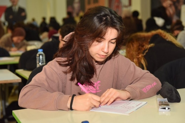 Bursa Yıldırım'da &uuml;niversite adaylarına deneme sınavı d&uuml;zenleniyor