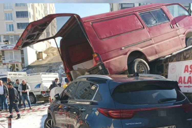 Park halindeki otomobilin &uuml;zerine minib&uuml;s d&uuml;şt&uuml;