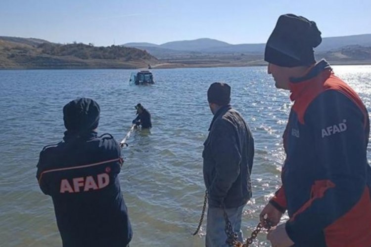 Trakt&ouml;r&uuml;n&uuml; g&ouml;le soktu, sebebi şaşkınlık yarattı