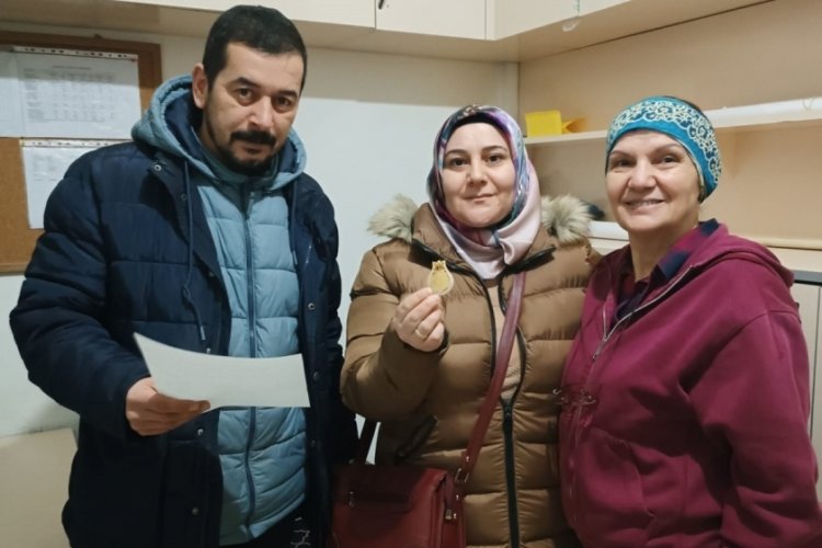 Amasya'da otob&uuml;s durağında bulduğu altın kolyeyi sahibine teslim etti