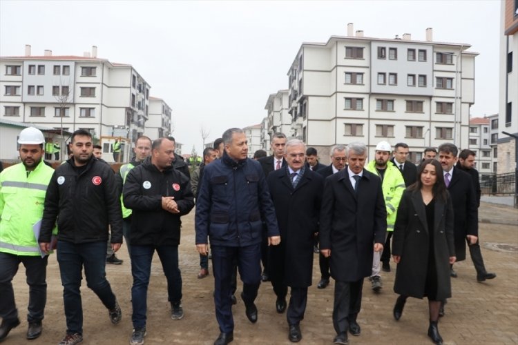 Bakan Yerlikaya, Kahramanmaraş'ta deprem konutlarını inceledi