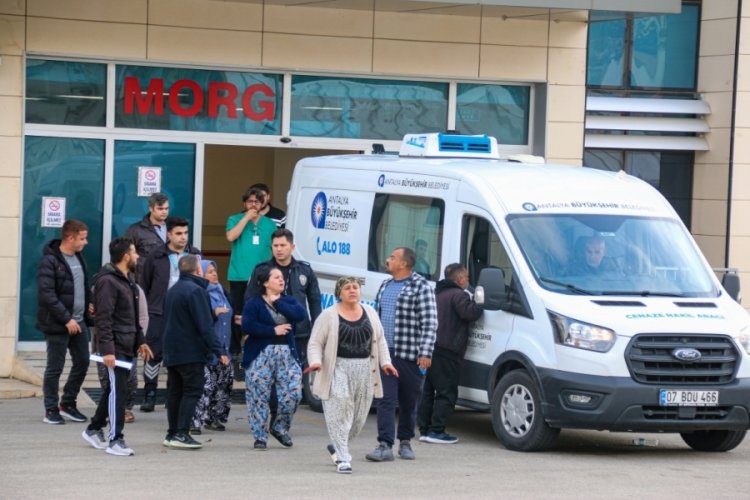 17 bı&ccedil;ak darbesi ile &ouml;ld&uuml;r&uuml;len 3 &ccedil;ocuk annesi kadının cenazesi g&ouml;zyaşları arasında alındı