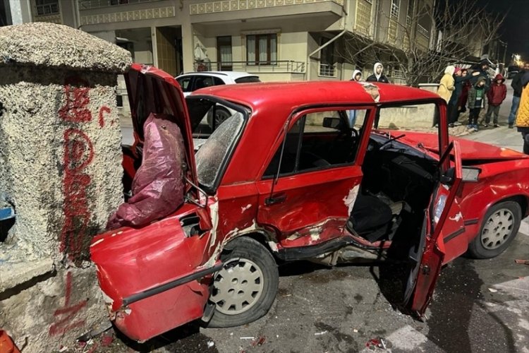 Sivas'ta iki otomobilin &ccedil;arpıştığı kazada 5 kişi yaralandı