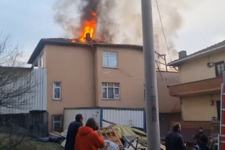 Kocaeli'de binanın &ccedil;atı katı alev alev yandı