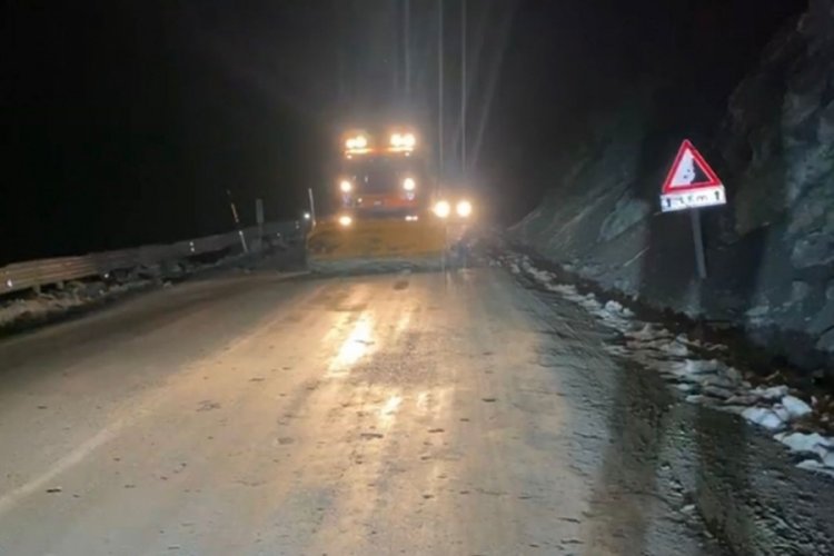 Y&uuml;ksekova-Van karayolu d&uuml;şen kaya par&ccedil;aları temizlenerek ulaşıma a&ccedil;ıldı
