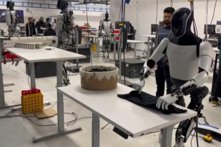 Elon Musk, şirketinin geliştirdiği insansı robotun tiş&ouml;rt katladığı anları paylaştı