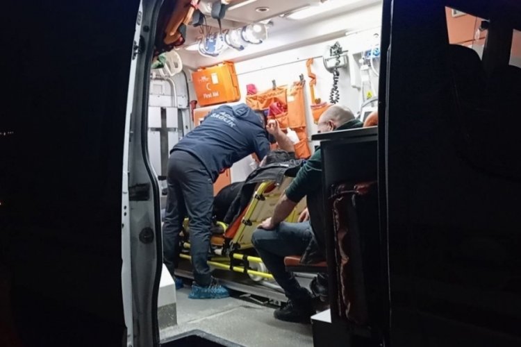 &Ccedil;orum'da otomobil şarampole devrildi