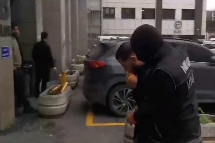 Almanya kırmızı b&uuml;ltenle arıyordu! Uyuşturucu kartelinin elebaşı İstanbul'da yakalandı