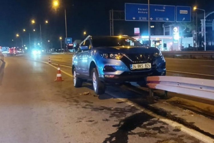 Kocaeli'de ilgin&ccedil; kaza! Ara&ccedil; bariyerlerde asılı kaldı