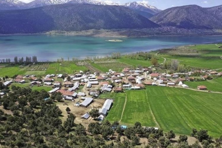 T&uuml;rkiye'de g&ouml;l&uuml;n i&ccedil;inde insan yerleşimi olan tek ada! K&ouml;yl&uuml;ler ise dertli