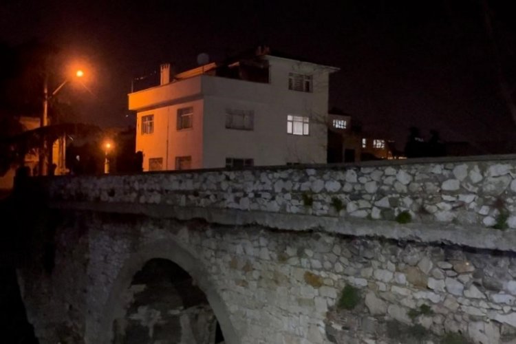 Bursa'da 16 yaşındaki kız tarihi k&ouml;pr&uuml;den d&uuml;şt&uuml;!