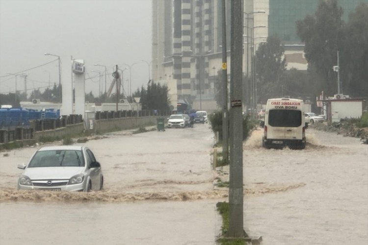 Hatay'da sağanak etkili oldu: Yollar g&ouml;le d&ouml;nd&uuml;