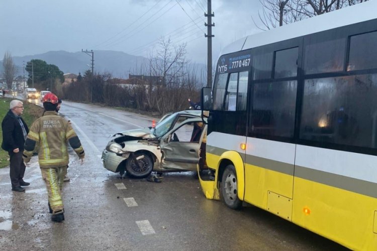 Bursa'da &ouml;zel halk otob&uuml;s&uuml;yle otomobil &ccedil;arpıştı!