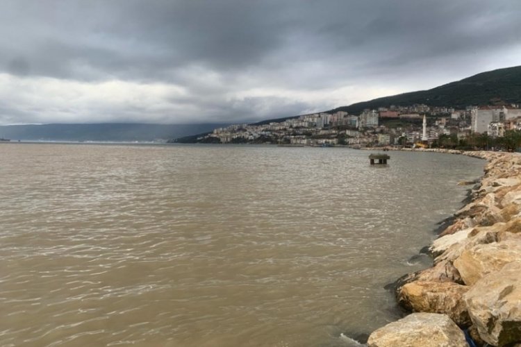 Bursa Gemlik K&ouml;rfezinde deniz suyunun rengi değişti