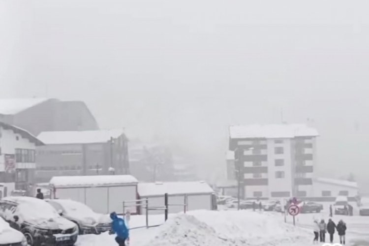 Bursa Uludağ'da kar yağışı mest etti
