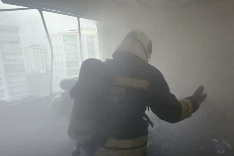 Diyarbakır'da bir dairede alevler i&ccedil;inde kaldı