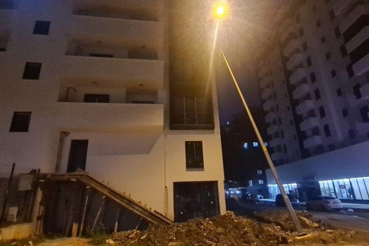 Bursa'da aydınlatma direği tehlike sa&ccedil;ıyor!