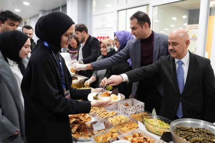 D&uuml;zce Belediyesi sınav &ouml;ncesi &ouml;ğrencilere yemek ikram etti