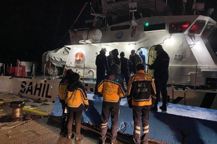 G&ouml;k&ccedil;eada'da rahatsızlanan 2 vatandaş tahliye edildi