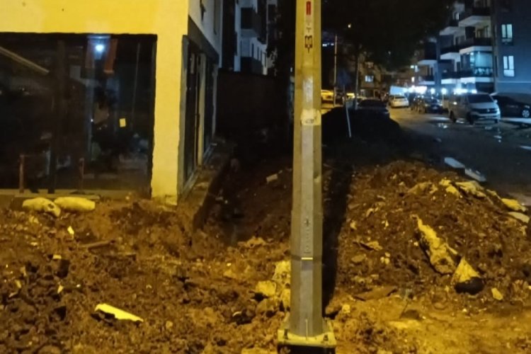Bursa'da zarar g&ouml;ren aydınlatma direği yenilendi