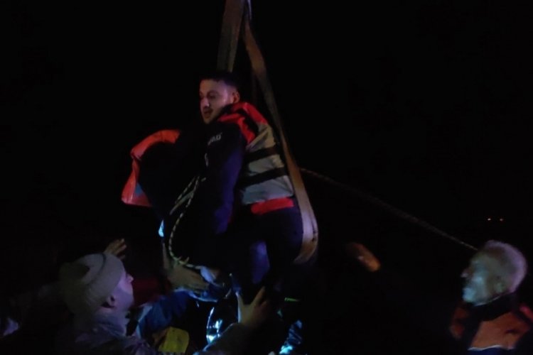 Siirt'te dereye u&ccedil;an otomobilden film gibi kurtarma &ccedil;alışması