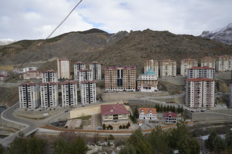 Bin 700 se&ccedil;menli mahallede 10 muhtar adayı tartışma konusu oldu