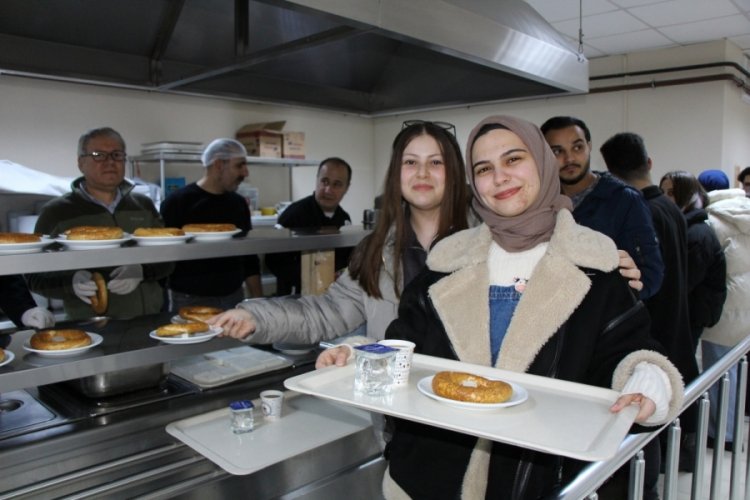 Amasya &Uuml;niversitesi'nden sınavlara &ccedil;alışan &ouml;ğrencilere &ccedil;ay-simit