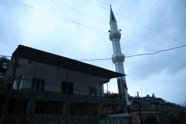 Depremle birlikte aylardır minaresiz kalan camiye, &ccedil;elikten 26 metrelik minare!
