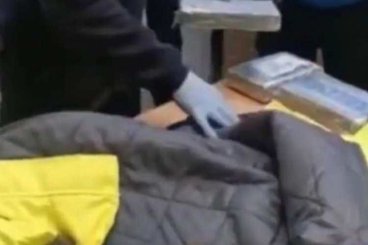 Tır s&uuml;r&uuml;c&uuml;s&uuml;n&uuml;n montunda 3 kilogram kokain bulundu