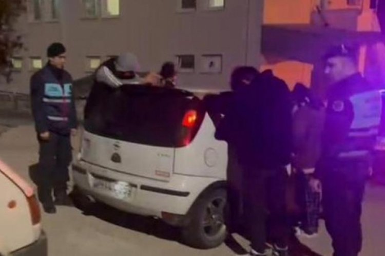 &Ccedil;anakkale'de 3 ara&ccedil;ta, 35 ka&ccedil;ak g&ouml;&ccedil;men ile 6 g&ouml;&ccedil;men ka&ccedil;ak&ccedil;ısı yakalandı