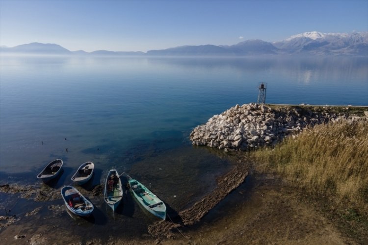 Eğirdir g&ouml;l&uuml;n&uuml;n su seviyesinde azalma g&ouml;r&uuml;ld&uuml;