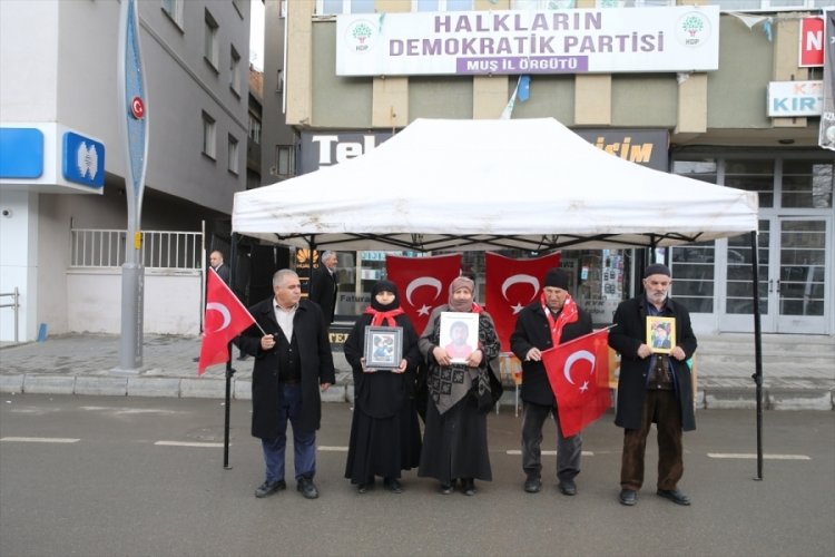 Muşlu aileler &ccedil;ocukları i&ccedil;in oturma eylemi yaptı