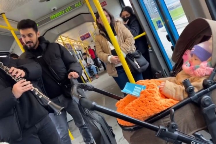 Bursa'da metroda ağlayan bebeği klarnetle uyuttular