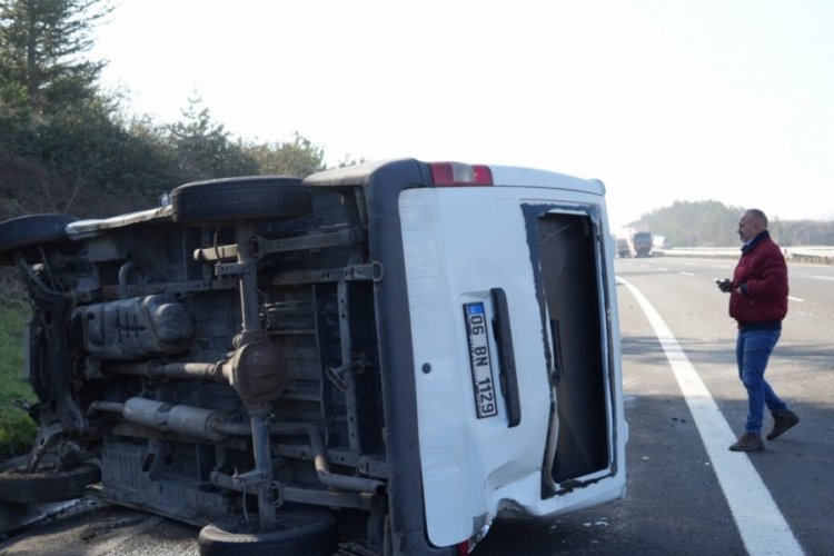 Bolu Anadolu Otoyolu'nda minib&uuml;s devrildi: 2 yaralı