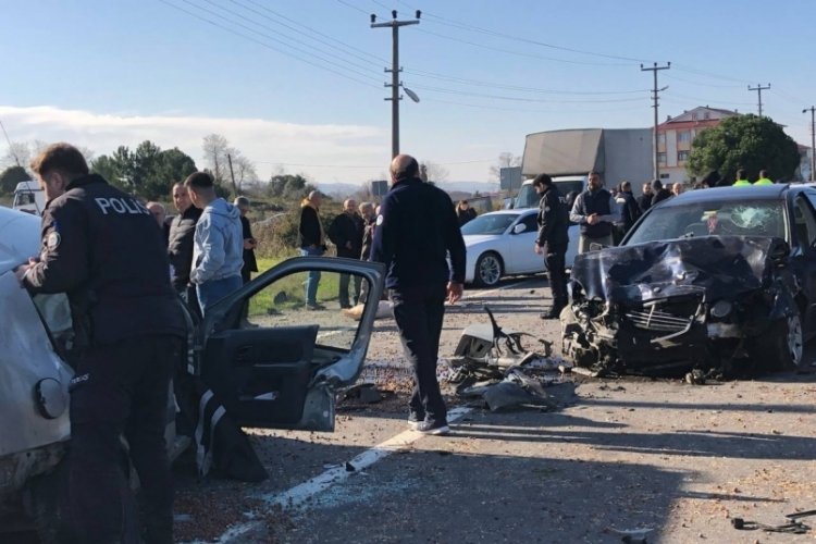 Sakarya'da iki otomobil &ccedil;arpıştı: 1 &ouml;l&uuml;, 2 yaralı