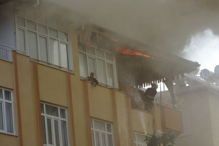 Antalya'da sobadan boşaltılan k&uuml;l apartmanı yakıyordu