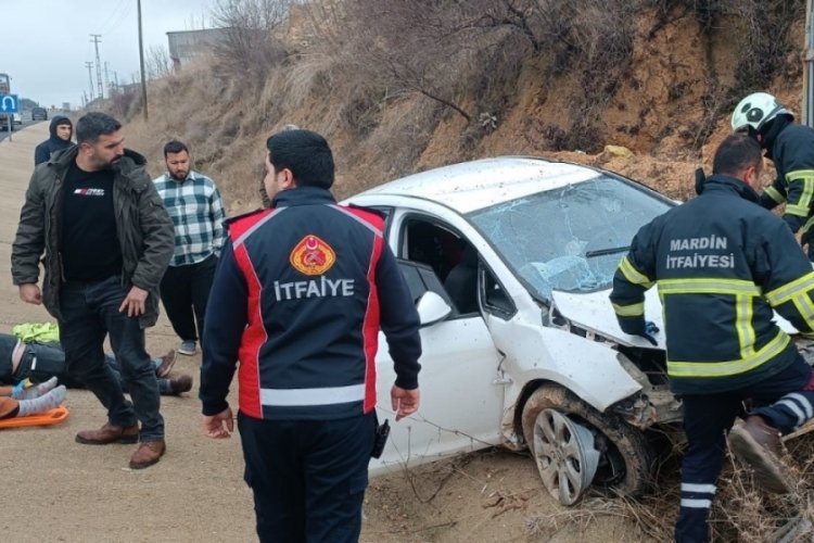 Mardin'de otomobil şarampole u&ccedil;tu: 1'i &ccedil;ocuk 4 yaralı
