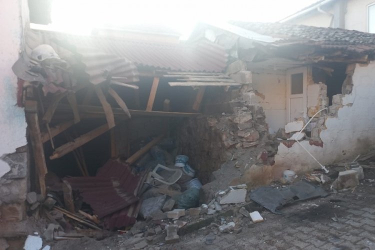 Bursa'da frenleri boşalan inşaat malzemesi y&uuml;kl&uuml; kamyon eve girdi! 1'i ağır 3 yaralı