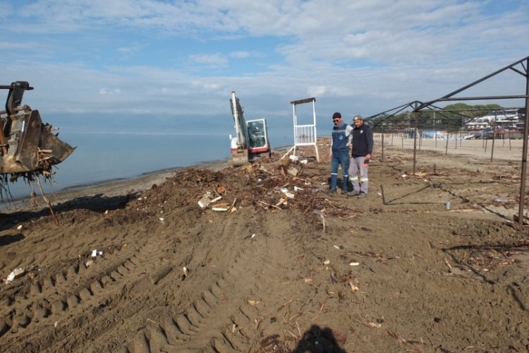 Balıkesir'de selin ardından plajlar temizleniyor