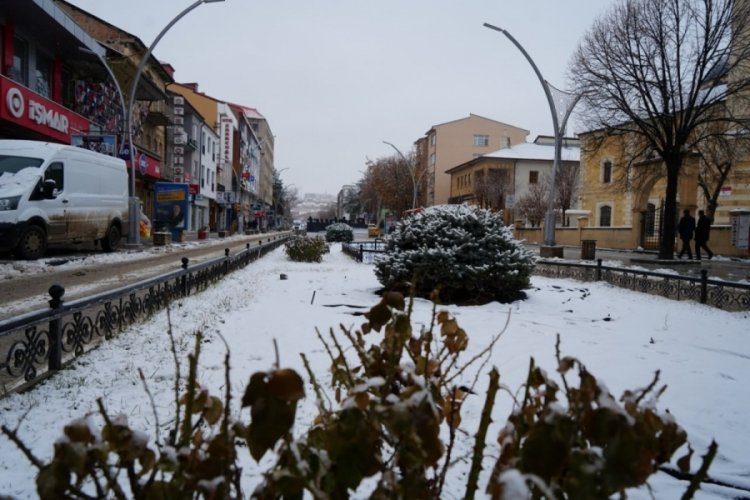 Bayburt kent merkezi beyaz &ouml;rt&uuml;ye b&uuml;r&uuml;nd&uuml;.