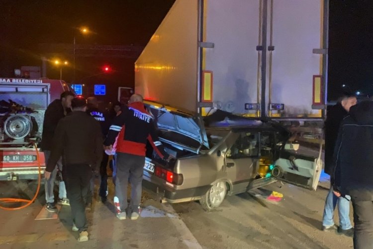 Tokat'ta Tofaş otomobil tıra ok gibi saplandı