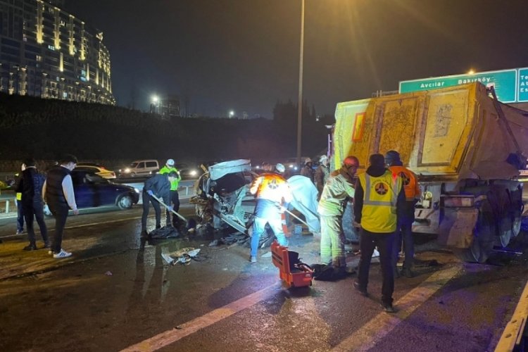 İstanbul'da trafik kazasında 1 kişi &ouml;ld&uuml;, 2 kişi yaralandı