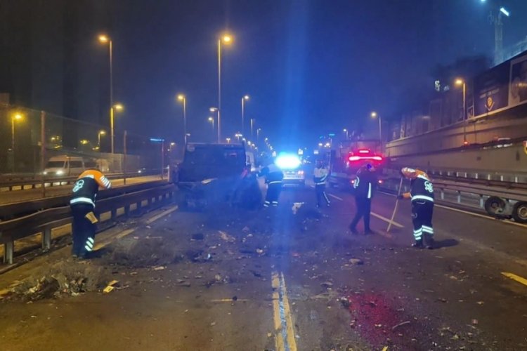 İstanbul'da l&uuml;ks otomobil belediye aracına &ccedil;arptı! 5 yaralı