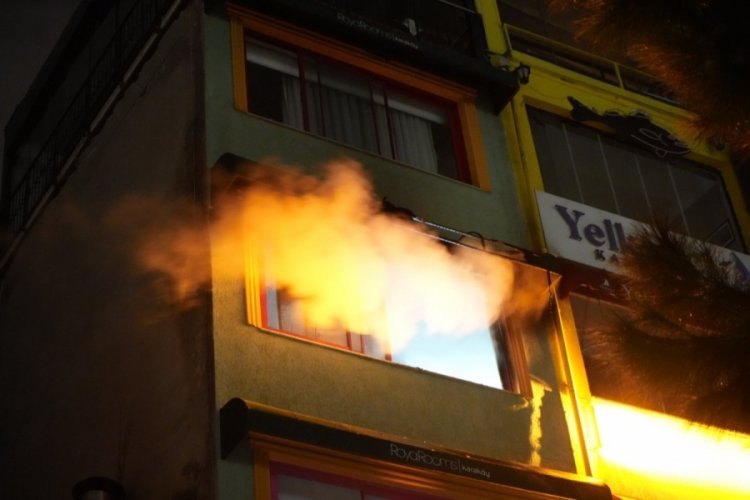 İstanbul' da 4 katlı apart otelde yangın &ccedil;ıktı