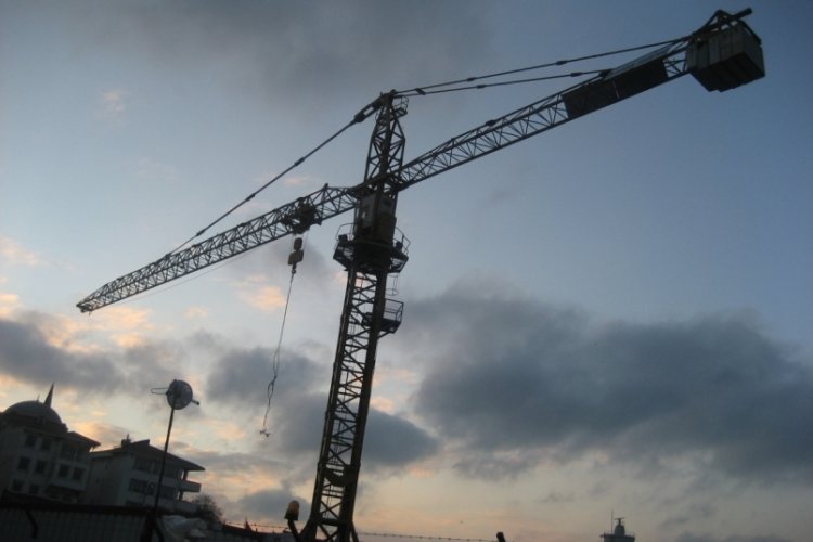 İzmir'de reklam tabelası asarken vincin zinciri koptu! 2 iş&ccedil;i &ouml;ld&uuml;