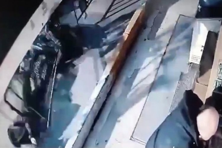 İstanbul'da 2 kişiye b&ouml;yle &ccedil;arptı, motosikletini bırakarak ka&ccedil;tı