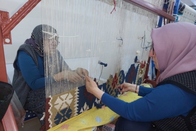 Depremzede kadınlar kilim tezgahında ilmik atıyor