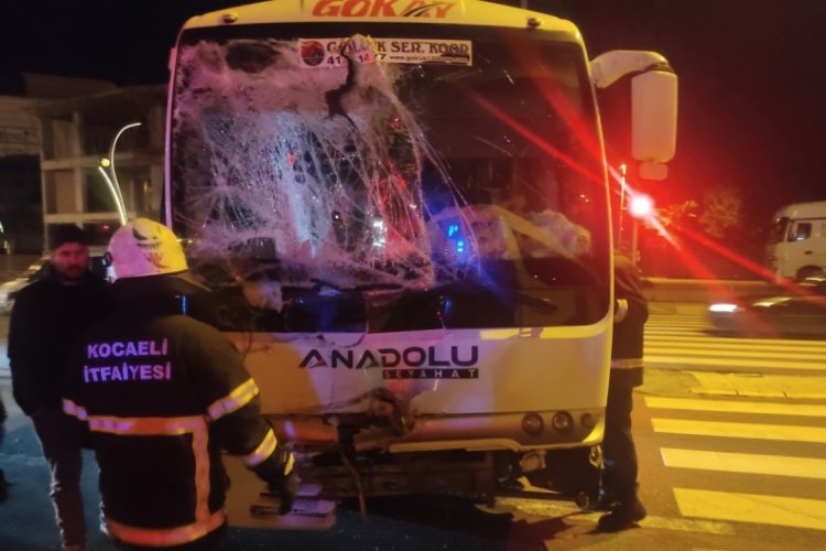 Kocaeli'de iki midib&uuml;s &ccedil;arpıştı: 1 kişi yaralandı