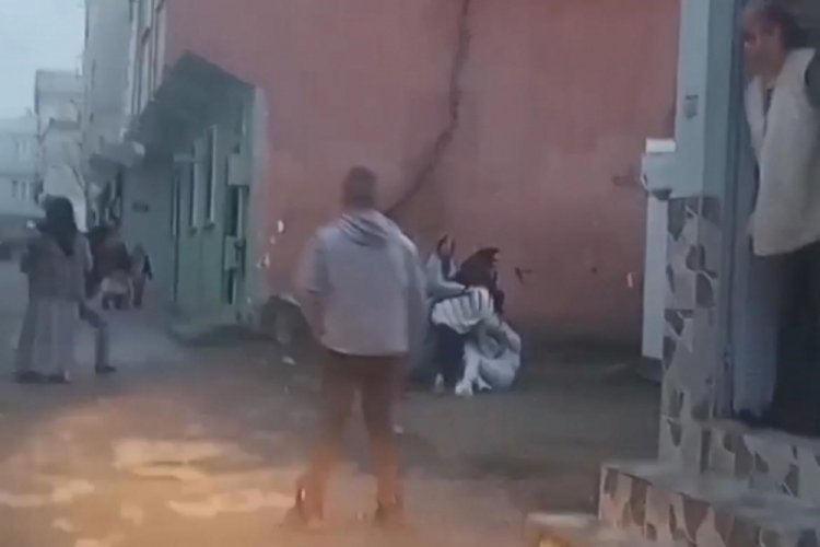 Bursa'da g&uuml;r&uuml;lt&uuml; kavgası! Kızlar sa&ccedil; baş birbirine girdi